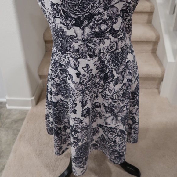Sleeveless Floral Dress - Picture 3 of 7
